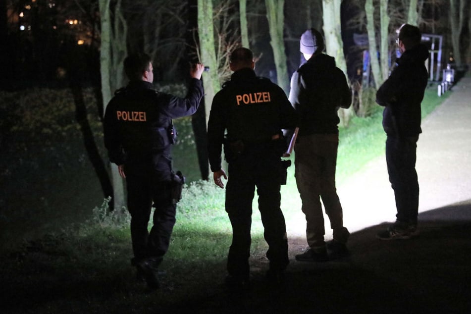 Einsatzkräfte der Polizei untersuchen die Rostocker Wallanlagen auf Hinweise.
