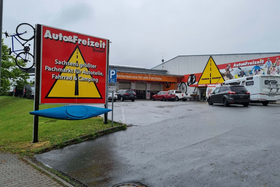 In Chemnitz-Röhrsdorf ist am Montagmorgen mithilfe eines SUV eingebrochen worden.