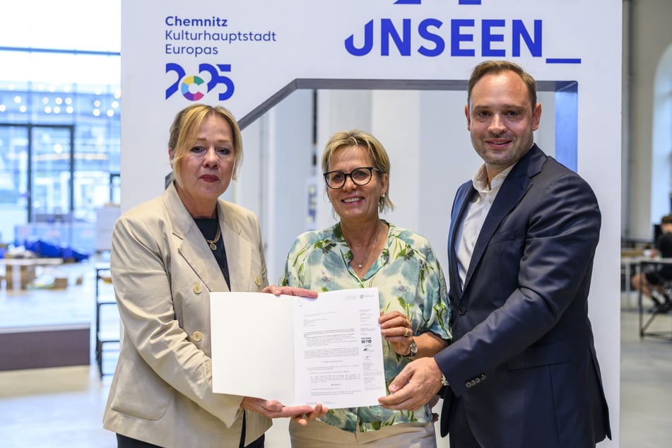 Kulturbürgermeisterin Dagmar Ruscheinsky (67, parteilos, l.) nahm den Förderbescheid von Ministerin Barbara Klepsch (61, CDU) und Landtagspräsident Alexander Dierks (38, CDU) entgegen.