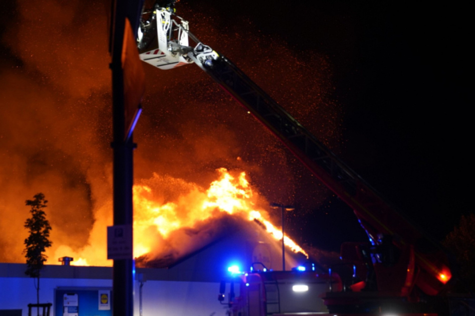 Die Feuerwehr kämpft gegen die Flammen an.