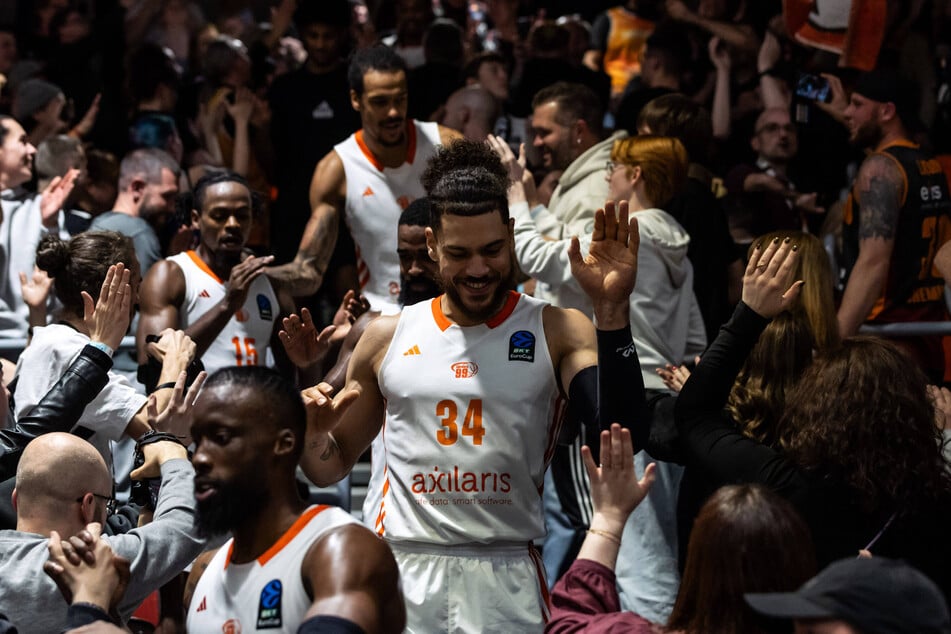 Die Spieler feierten auf den Rängen ausgiebig den enorm wichtigen Sieg.