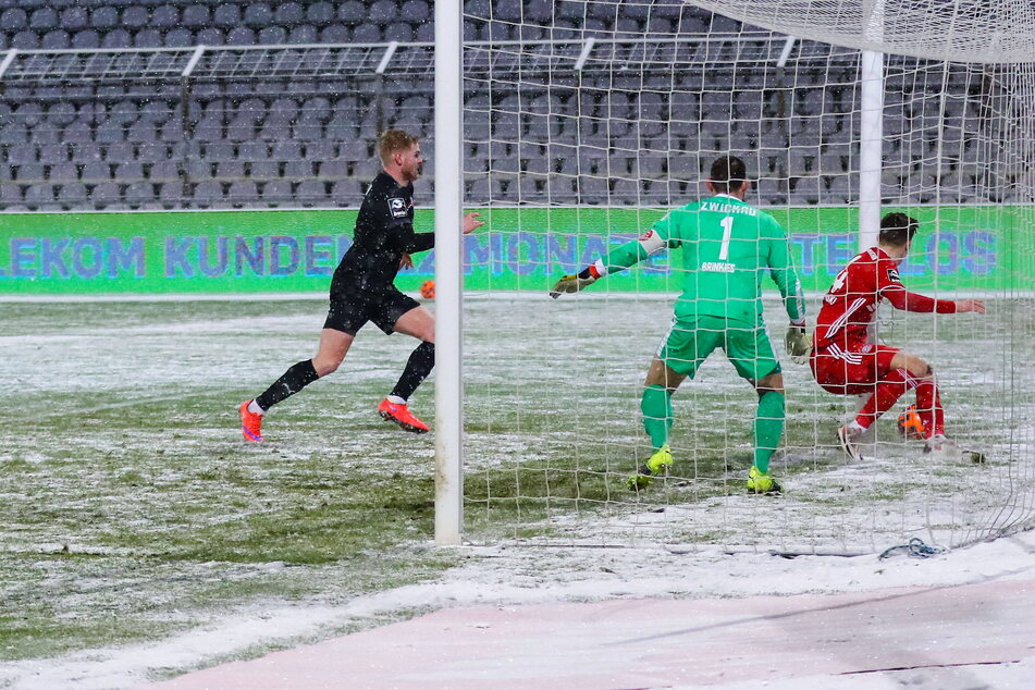 Irgendwie trudelt der Ball zum 3:2-Siegtor der Bayern über die Linie des Zwickauer Kastens.