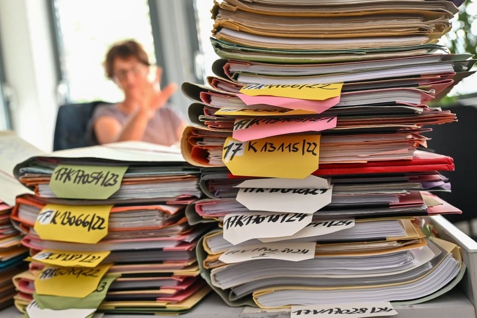 Die NRW-Regierung sagt dem "Papierkrieg" innerhalb der Behörden den Kampf an. (Symbolfoto)