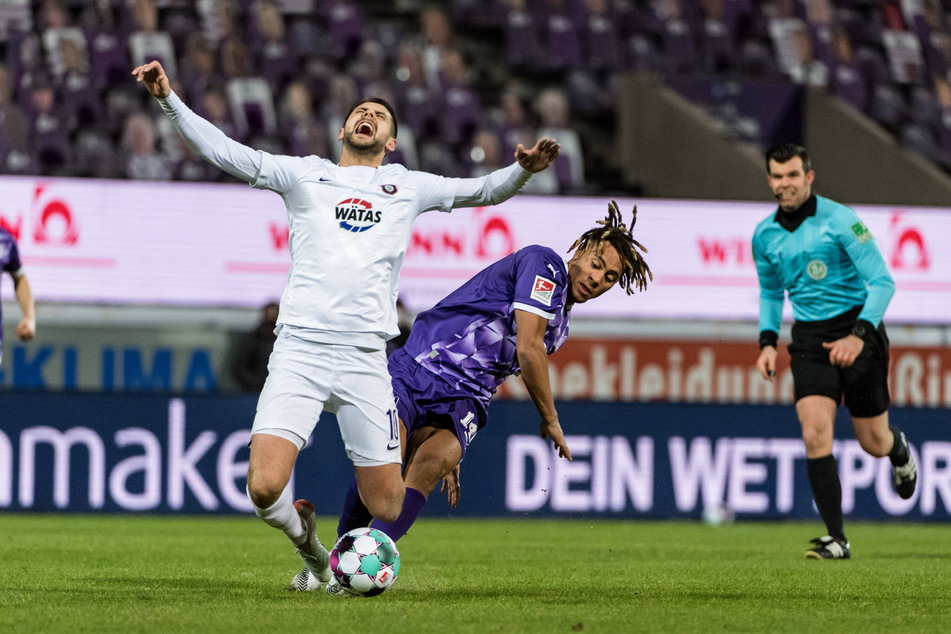 Das tat weh! Dimitrij Nazarov (l.) wird vom Osnabrücker Etienne Amenyido unsanft gestoppt.