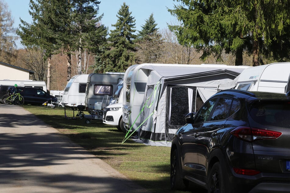 Wohnmobile und Wohnwagen stehen auf dem Campingplatz Hohenfelden.