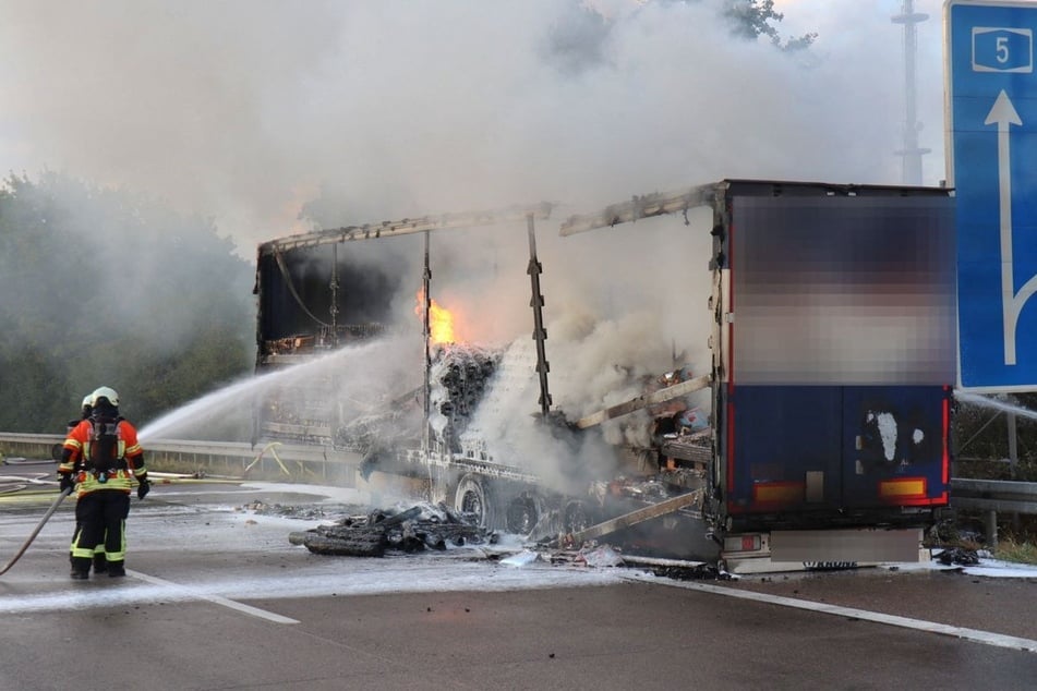 Der Lastwagen brannte mitsamt seiner Ladung aus.