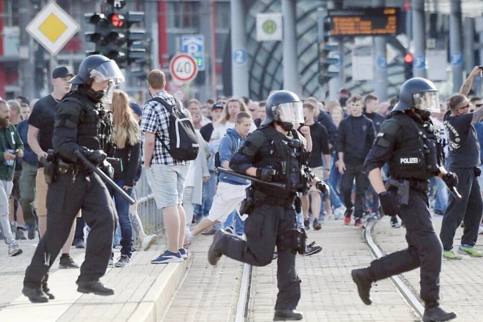 Polizisten waren nach Abbruch des Stadtfestes Ende August 2018 im Einsatz. Die Tötung von Daniel E. (†35) war Auslöser für die Ausschreitungen am 1. September.