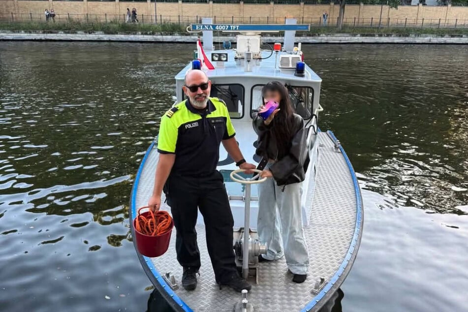 Die Besitzerin hält das von der Wasserschutzpolizei geborgene iPhone freudestrahlend in die Kamera.