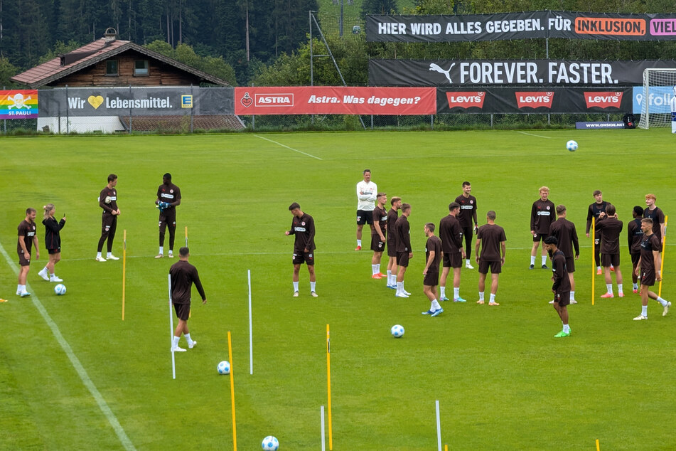 Die Mannschaft betritt den Rasen.