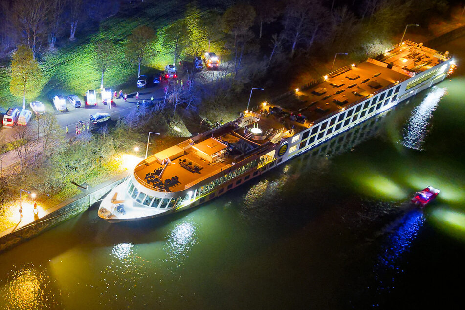Das Kreuzfahrtschiff prallte in der Nacht in Aschach an der Donau im Schleusenbereich gegen eine Betonmauer.