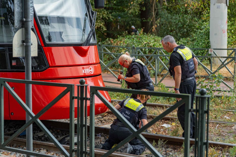 Ein Team der Polizei nahm die betroffene Straßenbahn unter die Lupe und schaute nach Spuren.