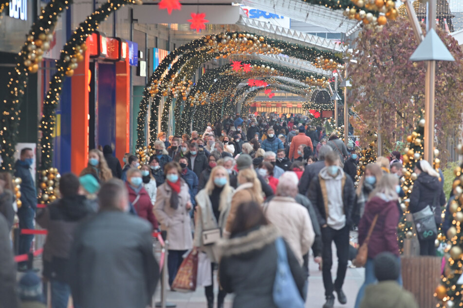 Weihnachtlicher Einkaufstrubel am gestrigen Samstag im Chemnitz Center. Sonntags muss es zu bleiben.