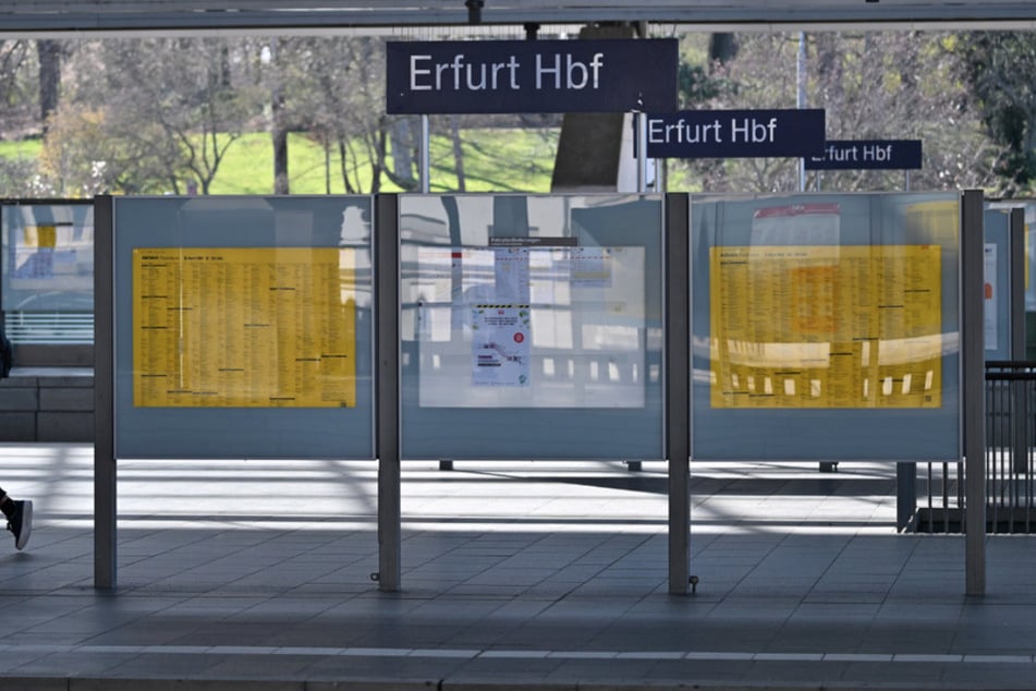 Zahlreiche Menschen mussten am Donnerstagvormittag den Erfurter Hauptbahnhof verlassen. (Archivbild)
