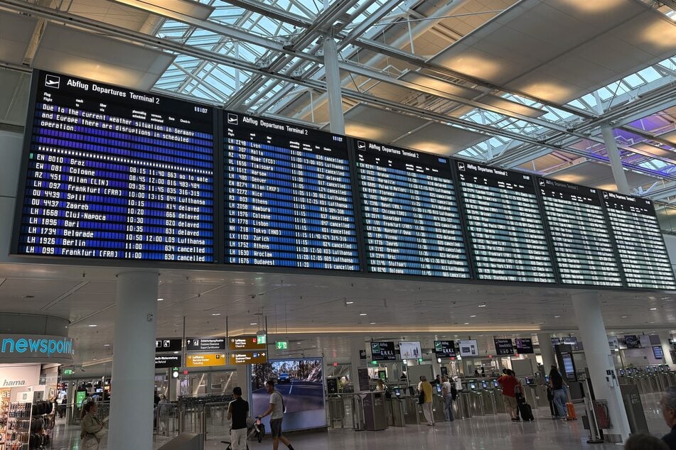 Die Anzeigetafel der Abflüge am Münchner Flughafen zeigt zahlreiche verspätete oder gestrichene Verbindungen an.