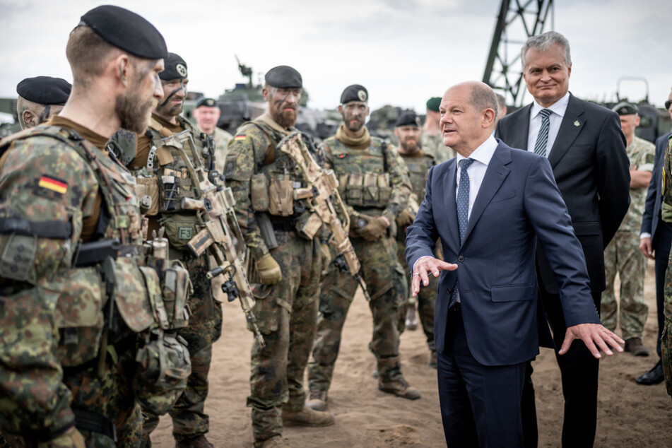 In Litauen besuchte Bundeskanzler Olaf Scholz (63, SPD) auch die dort stationierten Truppen.