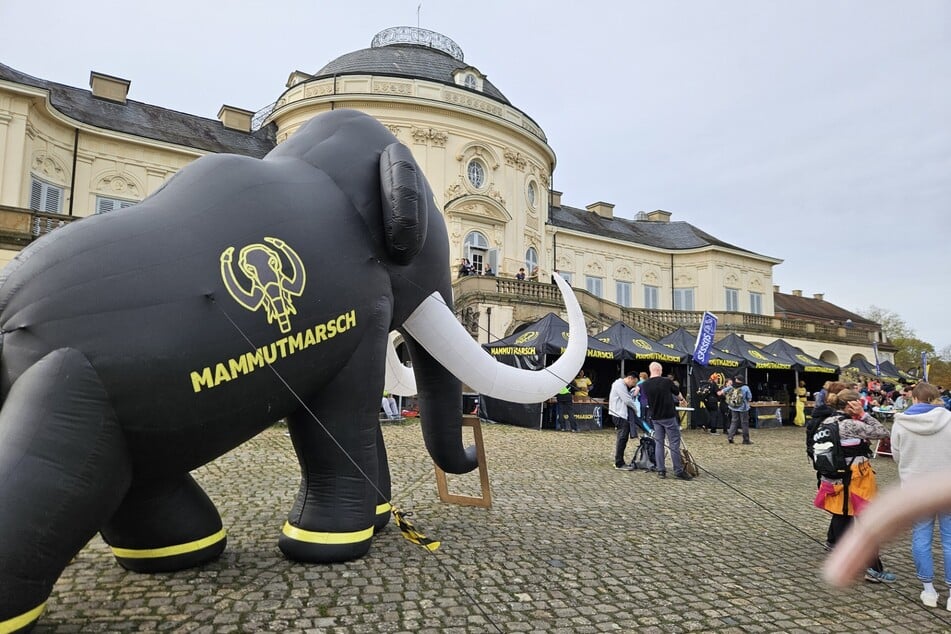 Ein großes Mammut durfte beim gleichnamigen Marsch in Stuttgart natürlich nicht fehlen.