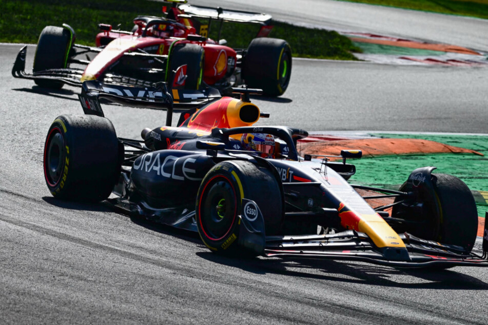 Carlos Sainz (29, hinten) im Ferrari musste seine Führung nach 15 Runden an Max Verstappen (25) abgeben.