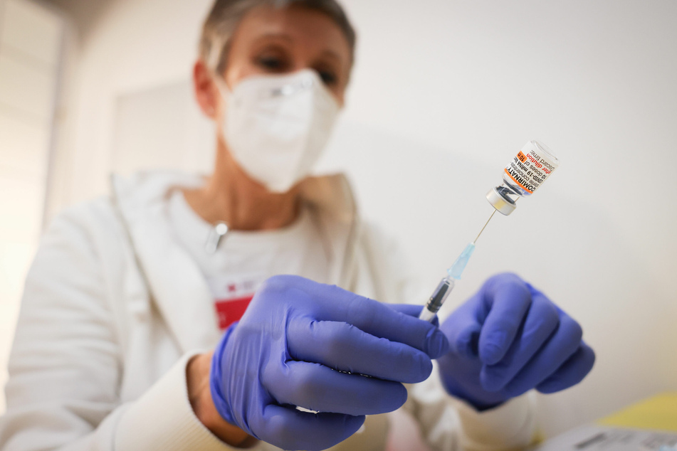 Eine medizinische Mitarbeiterin zieht Spritzen mit dem Impfstoff von Biontech/Pfizer auf.