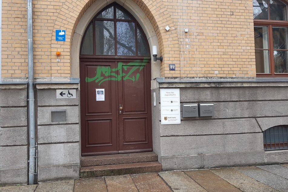 Auch das Haus des Jugendrechts ist mit Farbe beschmiert worden.