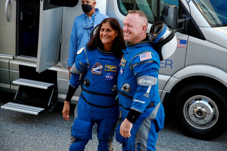 NASA astronauts Butch Wilmore (r.) and Suni Williams pose for a picture at NASA's Kennedy Space Center, ahead of Boeing's Starliner-1 Crew Flight Test mission to the International Space Station, on June 5, 2024.