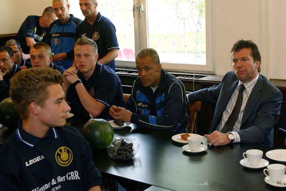 Patric "Perle" Hillie (60, M.) zusammen mit Ex-Nationalspieler Lothar Matthäus (63, r.) bei der Mannschaftssitzung von Lok Leipzig. Nach dem Neustart 2004 spielte "Perle" für den Leipziger Traditionsverein.