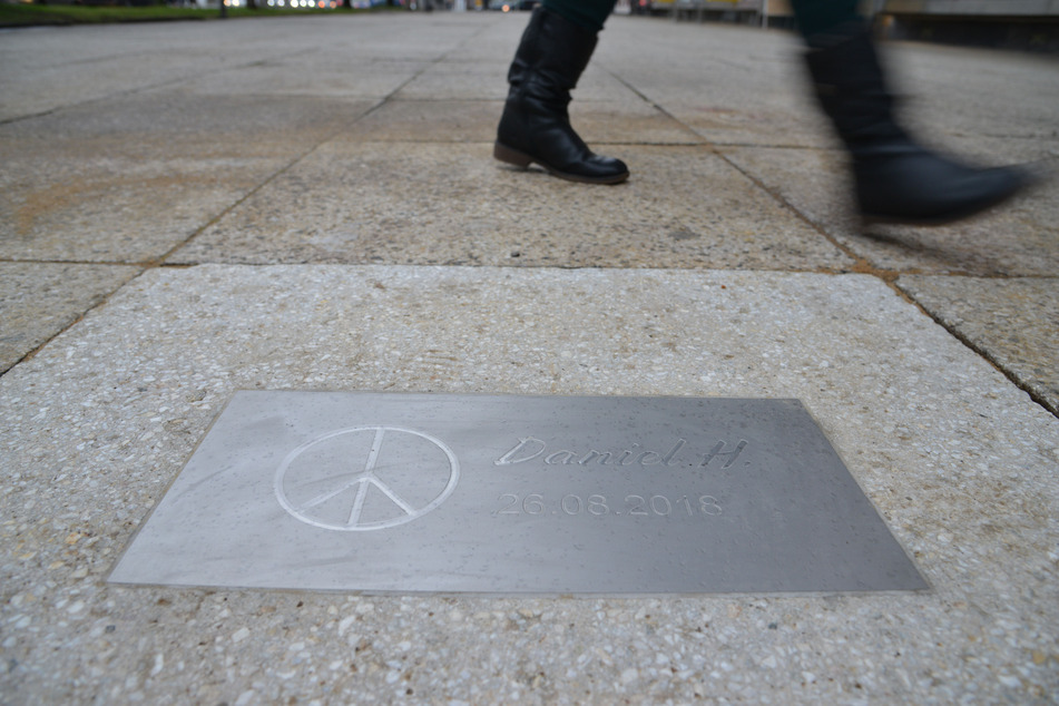 Diese Gedenkplatte am Tatort erinnert an den getöteten Daniel H.