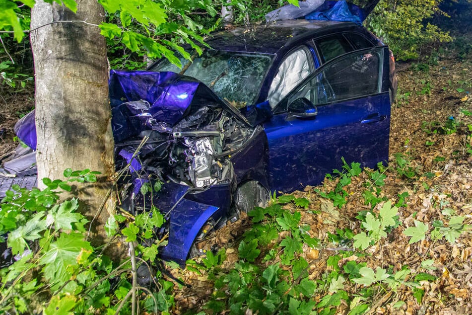Mehrere Verletzte bei Unfall in Sachsen: Audi kracht frontal gegen Baum