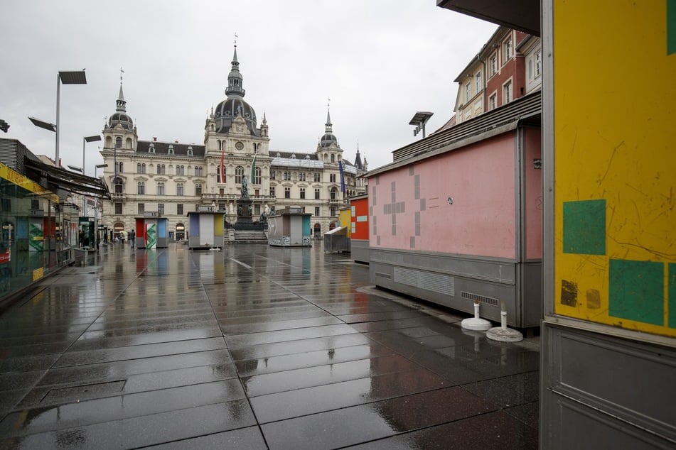 Vor dem Grazer Rathaus spielten sich in der Nacht kuriose Szenen ab.