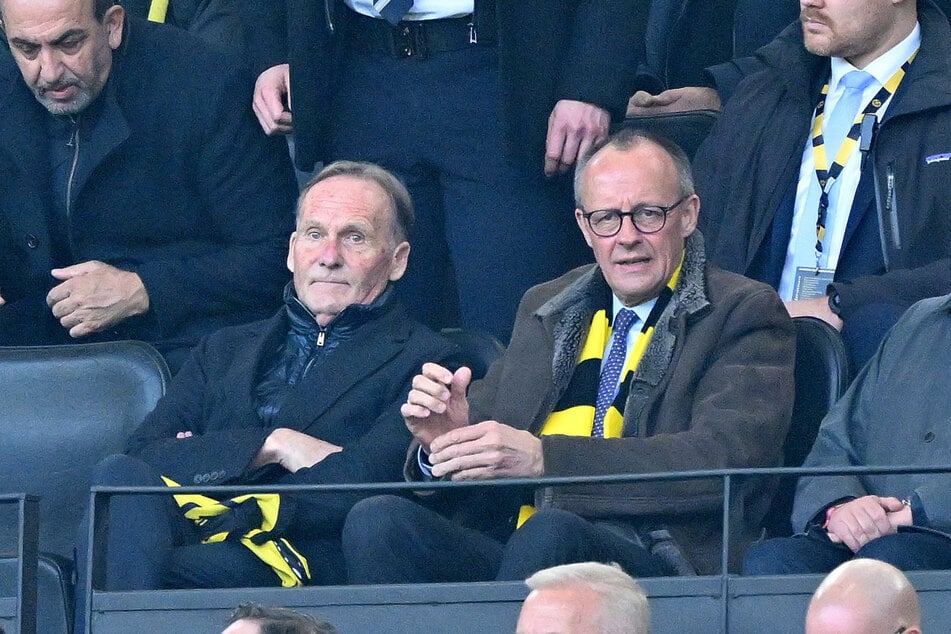 Bundeskanzler Friedrich Merz, bekennender BVB-Fan, schaute sich die Partie neben Dortmund-Boss Aki Watzke an.