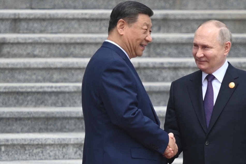 US warns China "can't have it both ways" with Russia and the West
