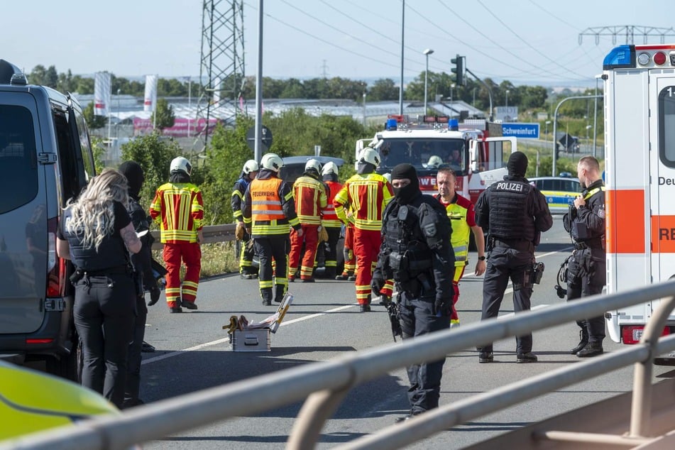 Neben der Polizei waren auch die Feuerwehr und der Rettungsdienst am Unfallort.