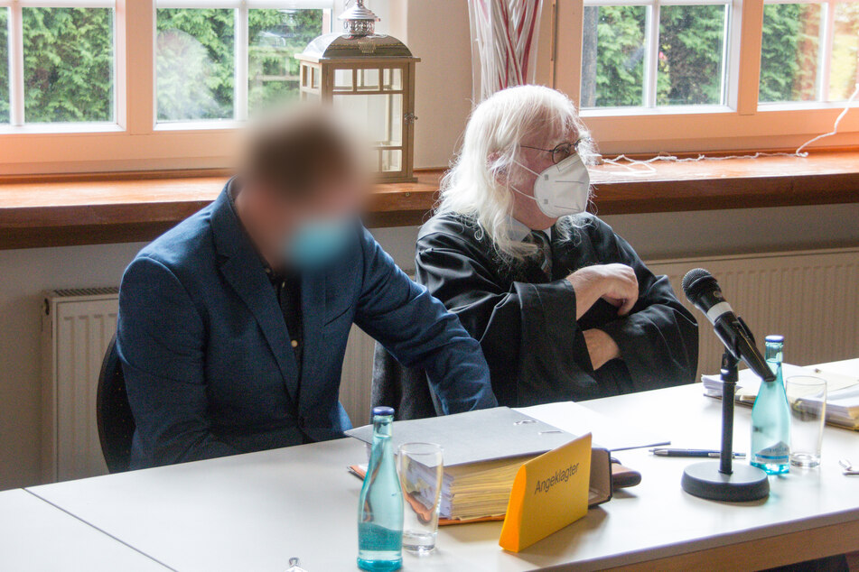 Der Angeklagte (l.) sitzt fünf Jahre nach dem Bootsunfall neben seinem Rechtsanwalt Reinhard Nollmann im Gerichtssaal.