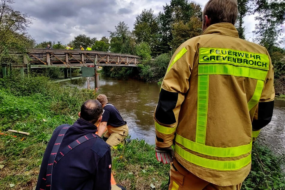 Erst am Donnerstag musste die Feuerwehr in Grevenbroich zur Erft ausrücken, nachdem eine 16-Jährige im Wasser verschwunden war.