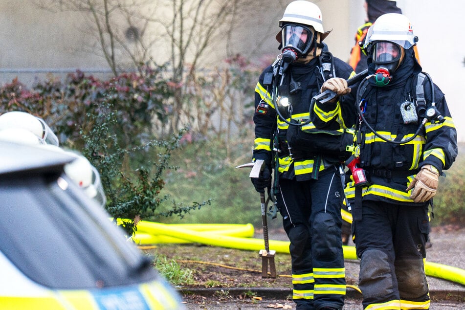 Die Rembrandtstraße in Mörfelden-Walldorf wurde am Mittwoch wegen eines Brands und wegen der Löscharbeiten gesperrt.