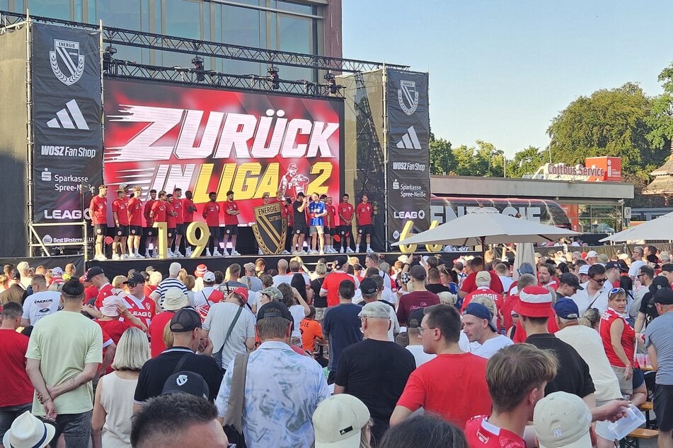 Viele Fans warteten gespannt auf das erste Cottbuser Adidas-Trikot.