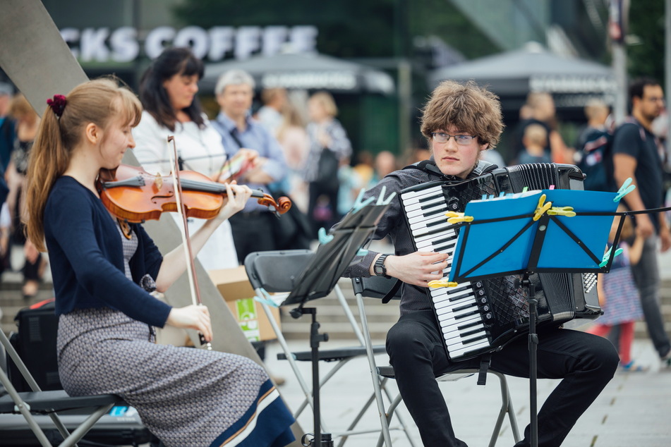 Dieses Duo aus Violine und Akkordeon spielte 2022 im Rahmen des Open-Air-Festivals "Klingende Stadt".