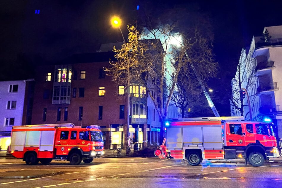 Hamburg: Flammen schlagen aus Fenstern, Person brennt
