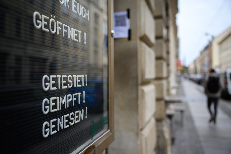 Die Möglichkeit, nur noch Geimpften und Genesenen (2G) Zutritt zu gewähren, wird demnach für Innengastronomie, Veranstaltungen in Innenräumen, Events bis zu 5000 Personen, Hallenbäder und Saunen sowie Diskotheken und Clubs diskutiert.