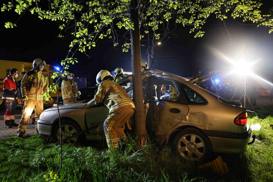 Nach kurzer Flucht vor der Polizei prallte der Fahrer (21) eines Renault mit dem Fahrzeug gegen einen Baum.
