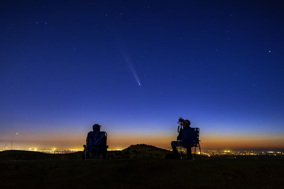 Wer am Donnerstagabend Supermond und Komet beobachten will, sollte etwa eine Dreiviertelstunde nach Sonnenuntergang den Blick in den Himmel richten.