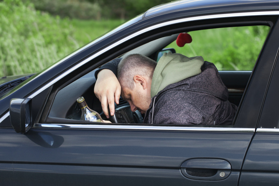 Völlig betrunken schlief ein Mann in Oberfranken in seinem Auto ein. (Symbolbild)