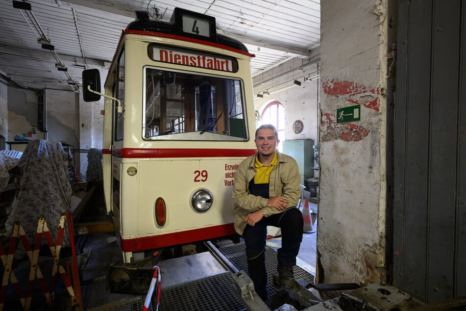 Der 19-Jährige vor einem Lowa-Triebwagen.