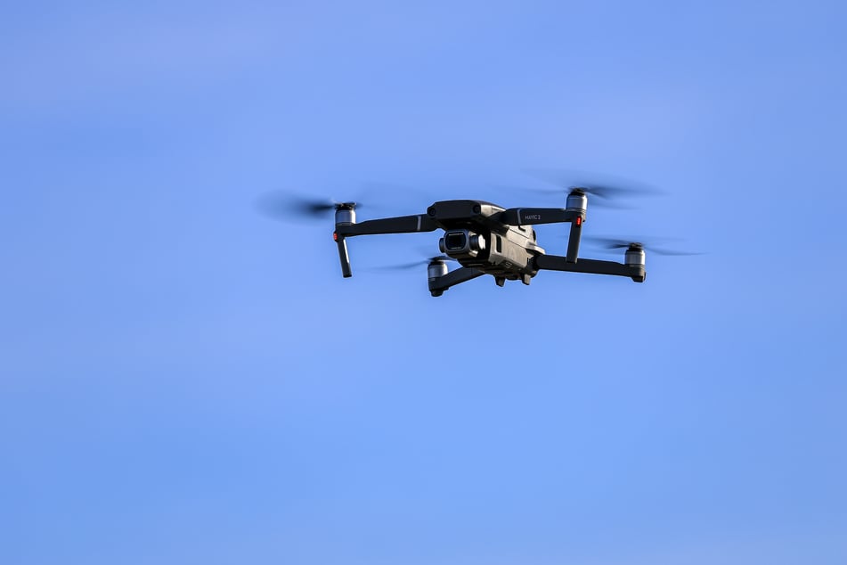 Eine Drohne hat einen Rettungshubschrauber beim Abflug in Mittelfranken behindert. (Symbolbild)