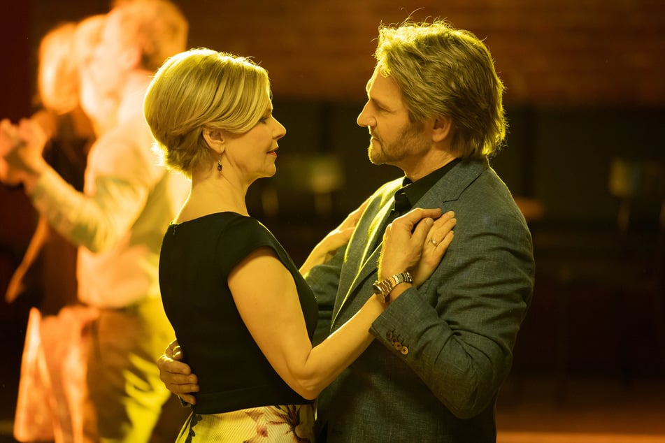 Zwischen Kathrin (Andrea Kathrin Loewig, 59) und David (Thure Riefenstein, 60) funkt es auch nach Jahrzehnten noch.
