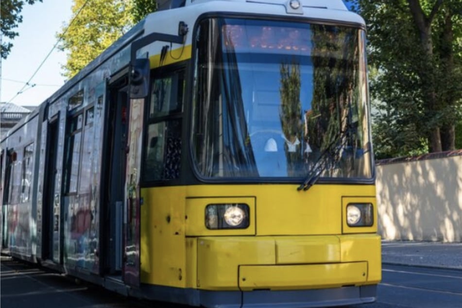 12 Verletzte nahe Ernst-Abbe-Sportfeld: Straßenbahnen krachen zusammen