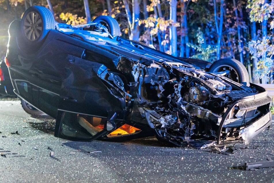 Der Opel der 70 Jahre alten Unfallverursacherin überschlug sich bei dem Unfall der B42 im südhessischen Landkreis Darmstadt-Dieburg.