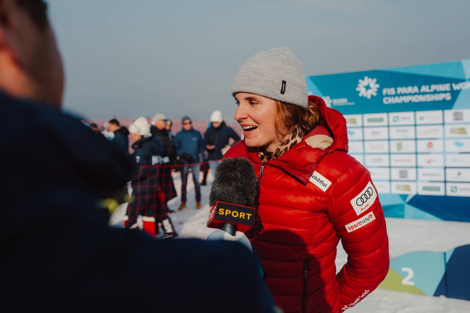 Veronika Aigner (22) wurde bei der Para-Ski-WM erneut Doppel-Weltmeisterin - und sorgte danach für einen lustigen TV-Moment.