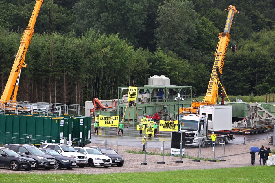 Aktivisten von Greenpeace demonstrierten auf dem Gelände der zukünftigen Gasbohr-Anlage.