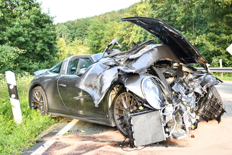 Der Porsche wurde bei dem Unfall völlig demoliert.