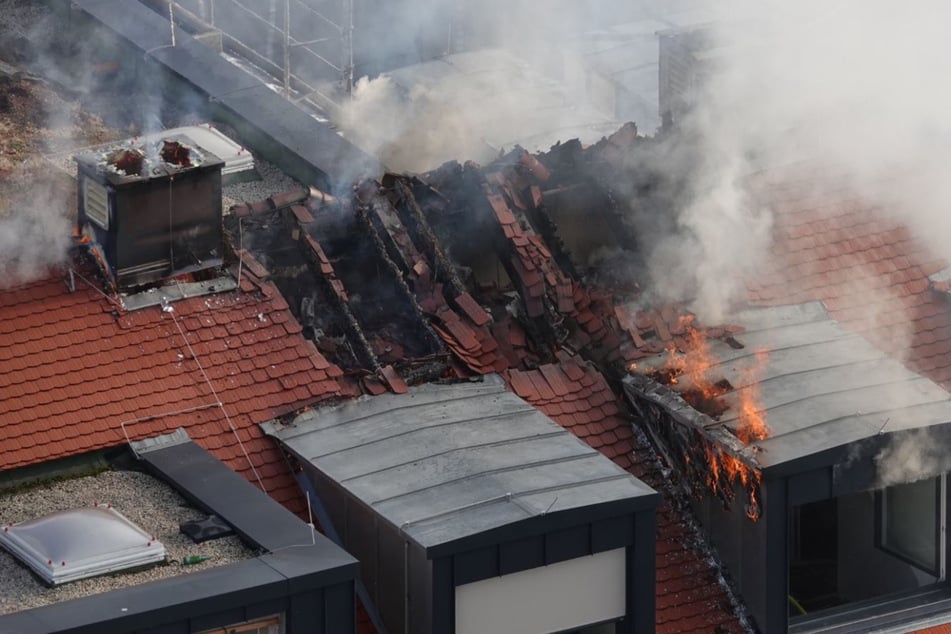 Diese Aufnahme von oben verdeutlicht gut, womit es die Feuerwehr zu tun hatte. Der Dachstuhl stand in Flammen.